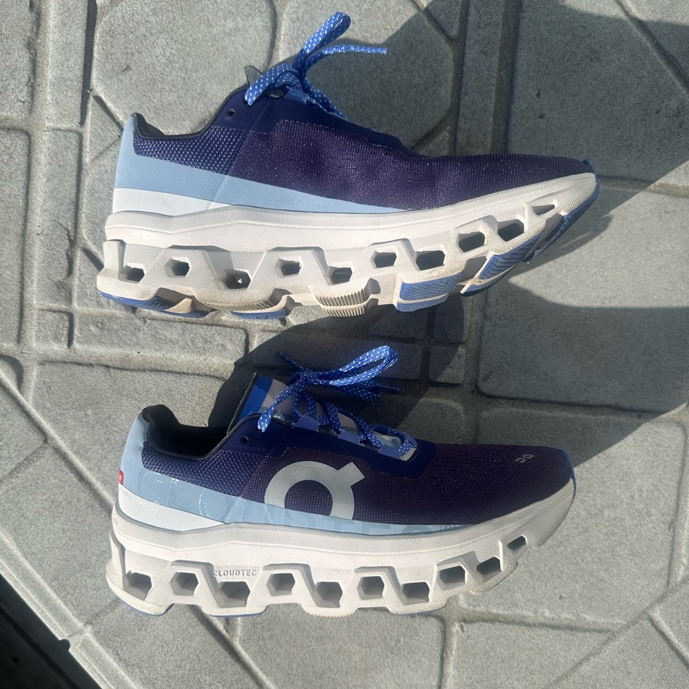 Women’s Oncloud Sz 9 Cloudmonster.
